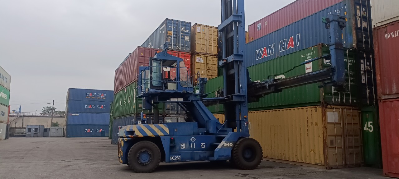 Xe nâng vỏ container